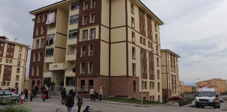 Kanepe yandı 7 kişi hastanelik oldu