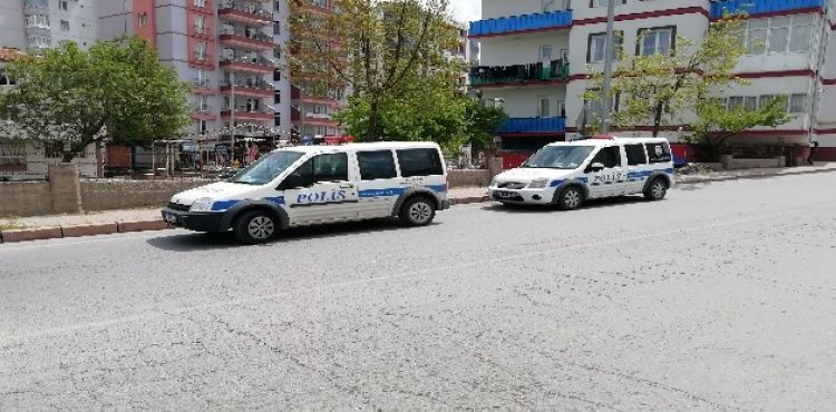 Kontrolünü Kaybeden Araç Odunlara Çarparak Durabildi