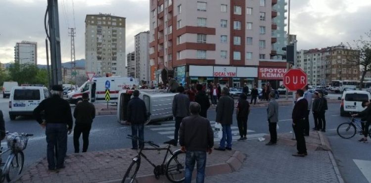 Vatandaşlar yan yatan kamyonetten yaralıları böyle çıkardı