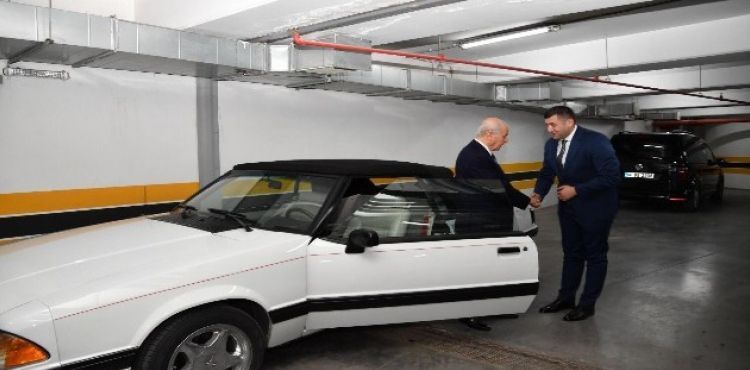 Bahçeli, Mustang marka aracını Kayseri Milletvekili Ersoy'a hediye etti