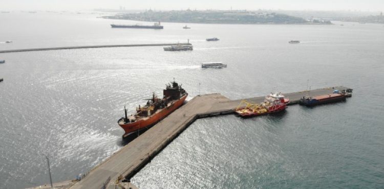 Kerç Boğazı'nda yanan gemilerden biri Haydarpaşa Limanı'na getirildi