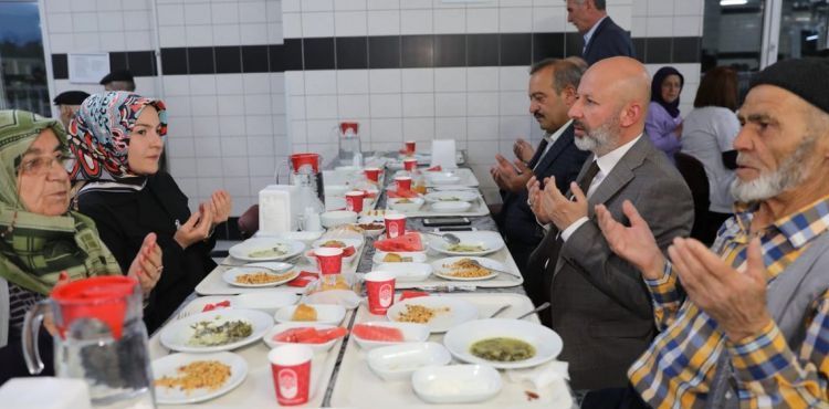 BAŞKAN ÇOLAKBAYRAKDAR İFTARINI HUZUREVİ SAKİNLERİYLE AÇTI