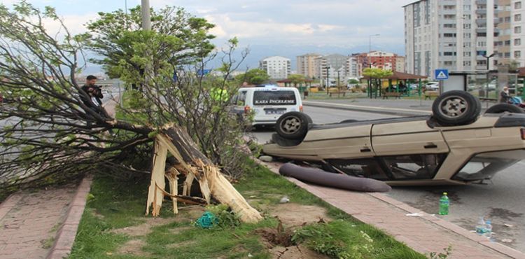 Takla atan otomobildeki 5 kişi yaralandı