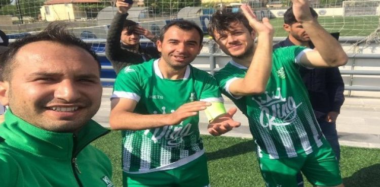 Kafkasspor şampiyon oldu, oyuncular akardion eşliğinde Kafkas oyunları oynadı