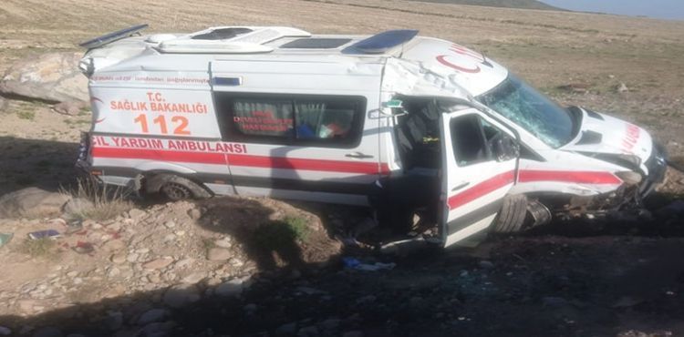 Kayseri'de ambulans takla attı: 2 yaralı