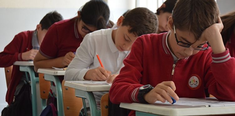 Yok böyle bir okul... Bu okulda sınavlar öğretmensiz yapılıyor