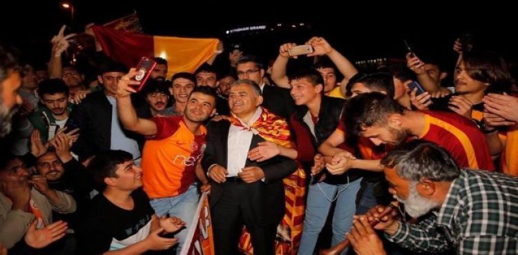 Başkan Büyükkılıç Galatasaray'ı kutladı