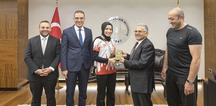 BAŞKAN BÜYÜKKILIÇ, ŞAMPİYONU ÖDÜLLENDİRDİ