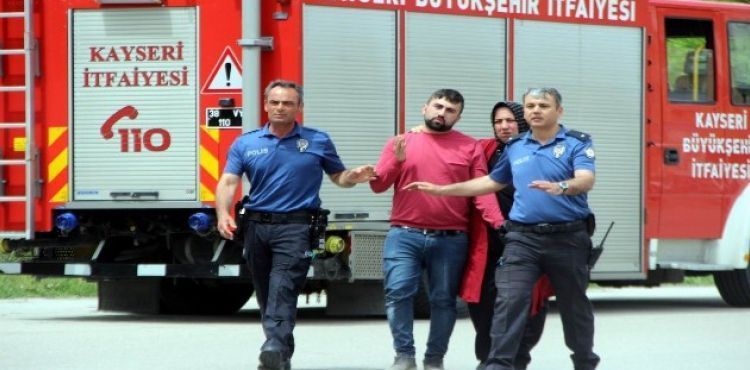 İntihar için 12. katın penceresine çıkan şahsı polis ikna etti