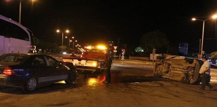 Otomobille çarpışan hafif ticari kamyonet yan yattı: 3 yaralı