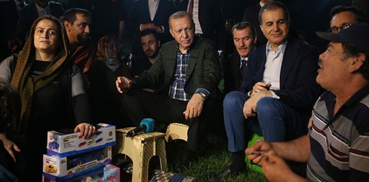 Cumhurbaşkanı Erdoğan, Zeytinburnu Sahili'nde vatandaşlarla çay içti