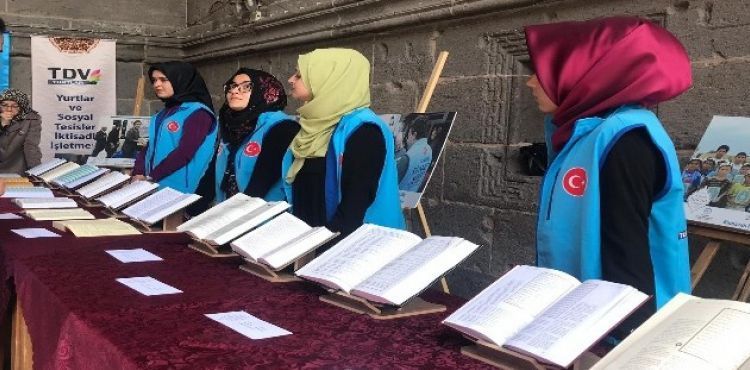 27 dilde yayınlanan Kur'an-ı Kerim mealleri sergide ziyarete açıldı