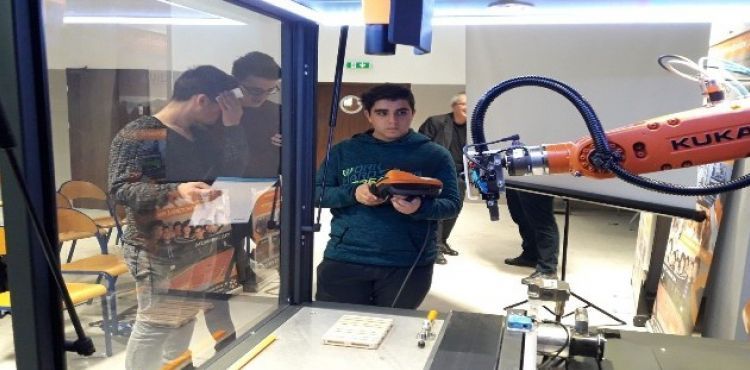 Öğrenciler Polonya'da Endüstriyel Robot Eğitimi Aldılar