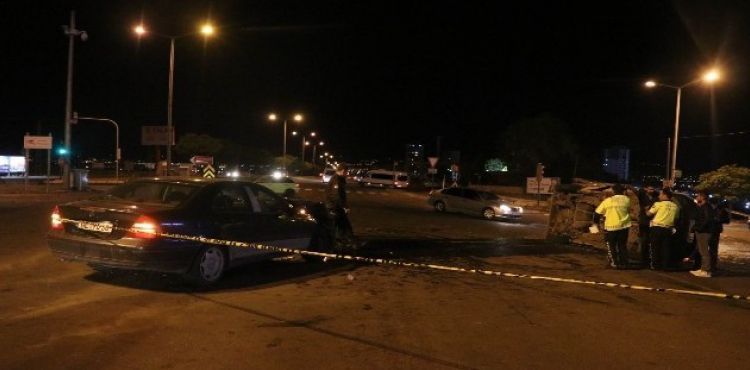 Otomobille çarpışan hafif ticari kamyonet yan yattı: 3 yaralı