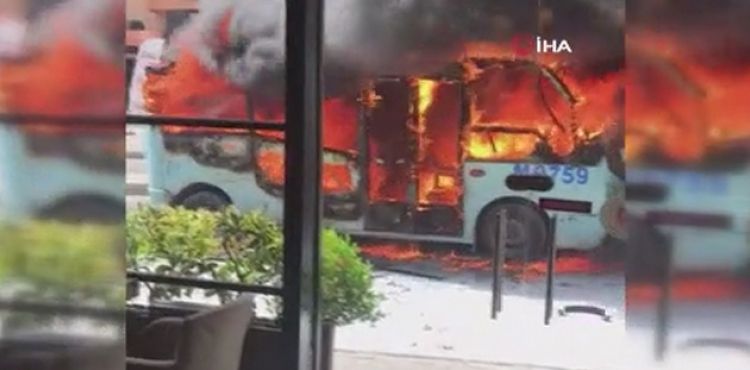 Maltepe'de minibüs alev alev yandı