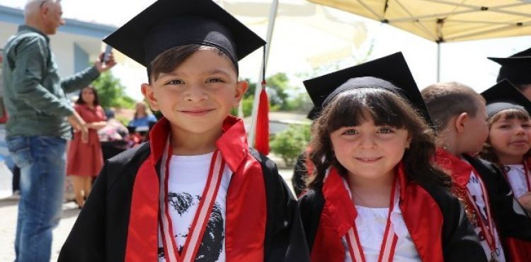 Önce şehitleri andılar, sonra keplerini attılar