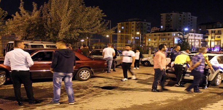 Ehliyetsiz sürücünün çarptığı polis çift ile kızları yaralandı