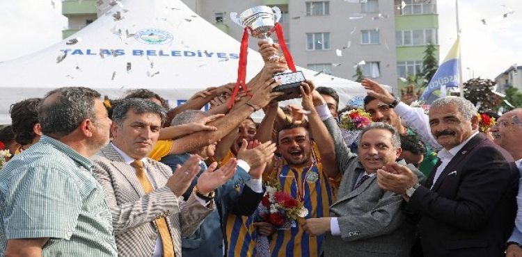 Şampiyon Talasgücü Belediyespor Başkan Yalçın'ı Ziyaret Etti