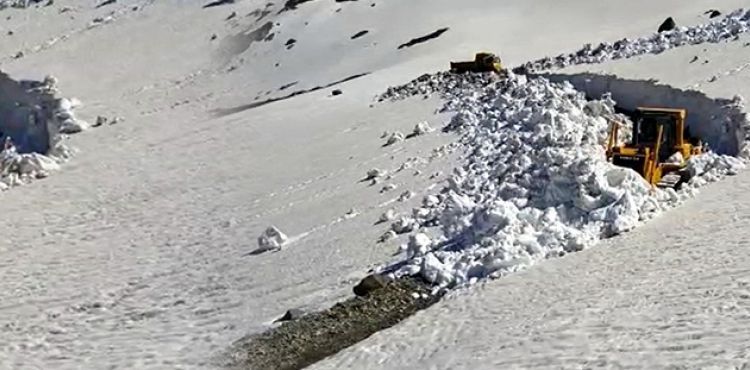 Bayburt'ta haziran ayında yayla yollarında karla mücadele
