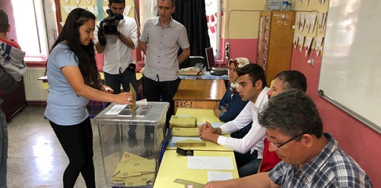 Yeniden sandık başındalar! Oy verme işlemi başladı