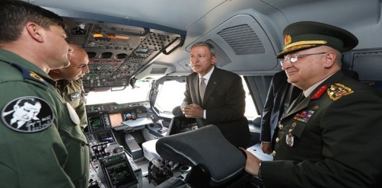 Bakan Akar ve komutanların