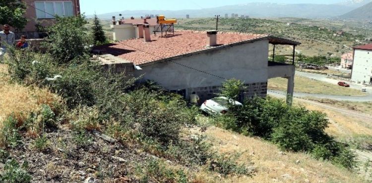 Şarampole uçan araç eve çarparak durabildi: 2 yaralı