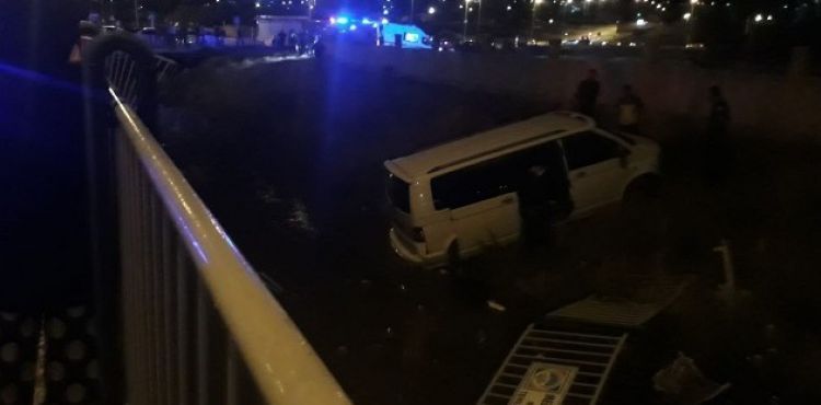 Minibüs kanala uçtu: 7 yaralı