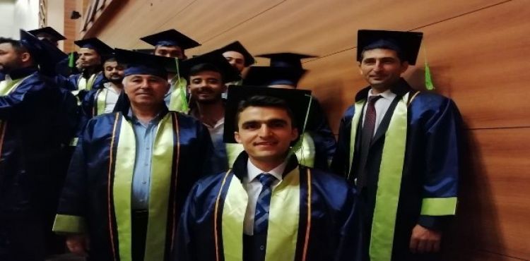 2 Çocuk Babası Fakülteyi Birincilikle Bitirdi