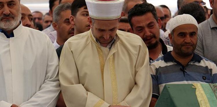 Cenaze namazını müftü babası gözyaşlarıyla kıldırdı