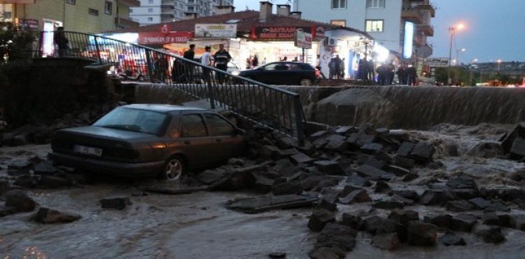 Sele dayanamayan istinat duvarı araçların üstüne yıkıldı