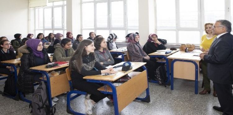 Başkan Büyükkılıç, verimli bir yaz tatili için öğrencilere alternatifler sunduklarını belirtti