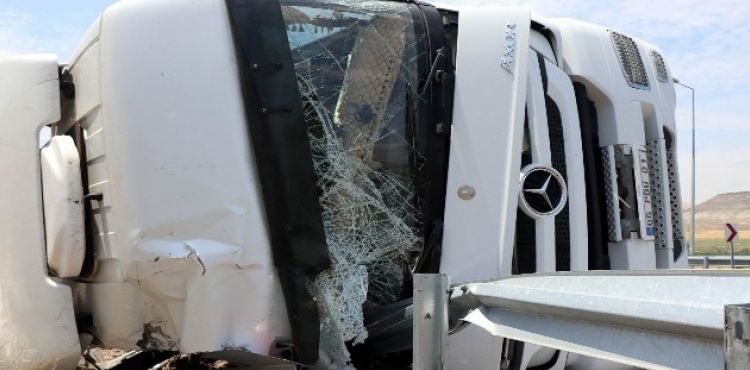 Bariyer, devrilen tıra ok gibi saplandı