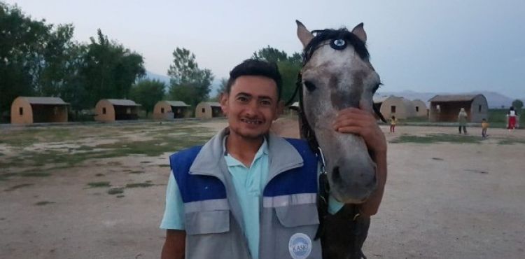 Evcilleştirdiği yılkı atı ile arkadaş oldu.