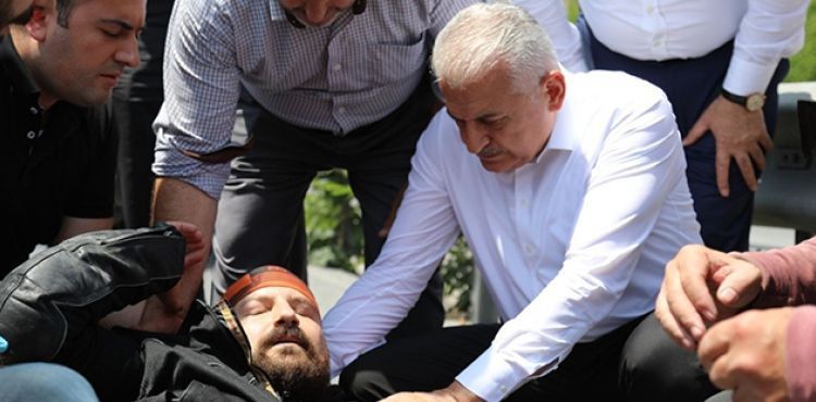 Kaza geçiren motosikletlinin yardımına Binali Yıldırım koştu