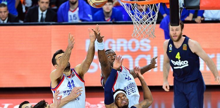 Anadolu Efes şampiyonluğa yakın