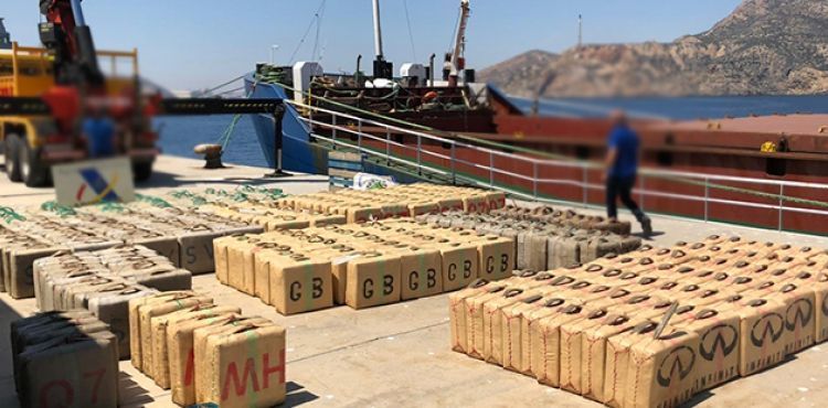 Emniyet uluslararası sularda 12 ton toz esrar yakalattı
