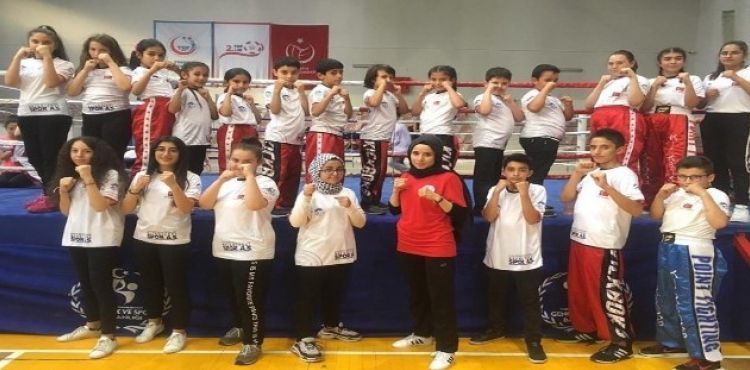 Kick Boks şampiyonasında 28 sporcu madalya aldı