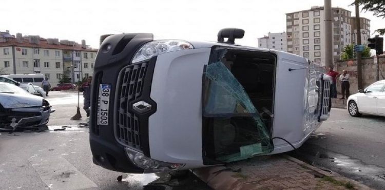 Servis minibüsü yan yattı: 2 yaralı