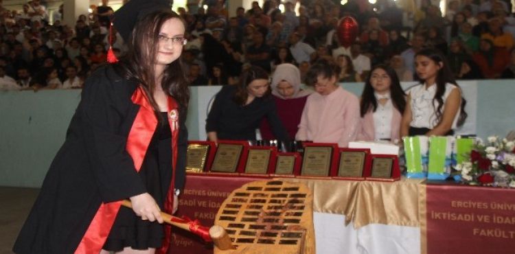 ERÜ İktisadi ve İdari Bilimler Fakültesi'nde mezuniyet heyecanı