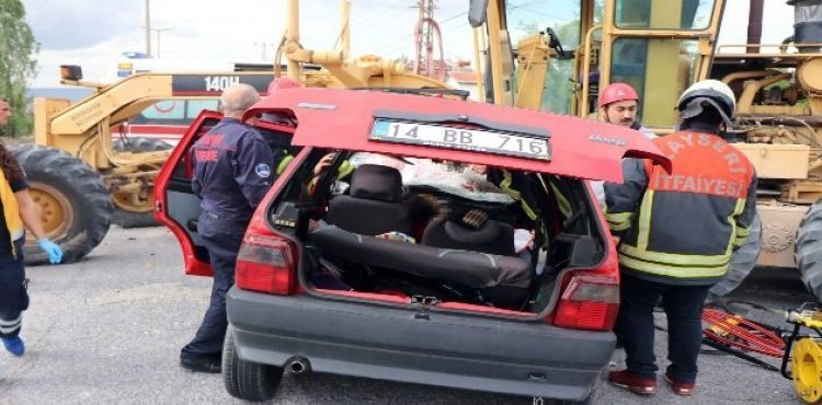 Greydere çarpan otomobil pert oldu: 1 ölü, 2 yaralı