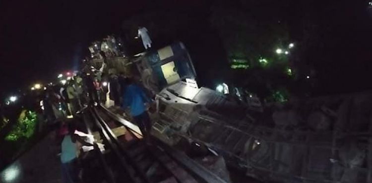 Bangladeş'te yolcu treni nehre düştü