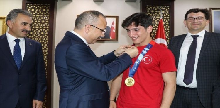 Siirt Valisi, Kayseri Şekersporlu Milli Güreşçileri Makamında Kabul Etti