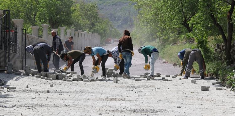 CADDE VE SOKAKLARA KİLİTLİ PARKE