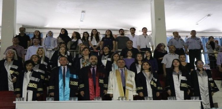 Sağlık Bilimleri Fakültesi'nde mezuniyet heyecanı