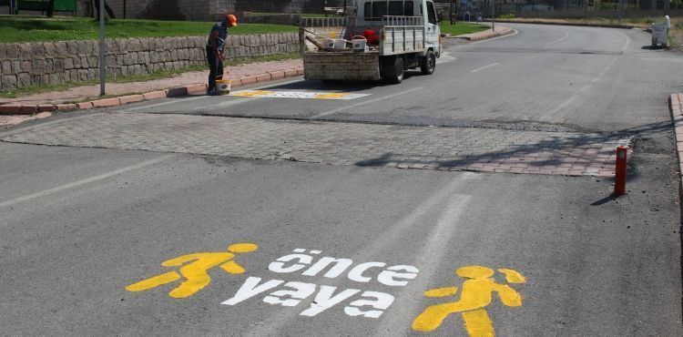 Trafikte öncelik yayaların