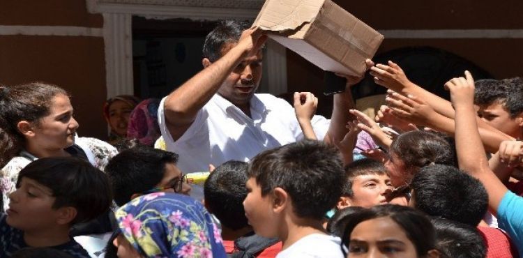 Muhtardan Kuran Kursu öğrencilerine dondurma ikramı