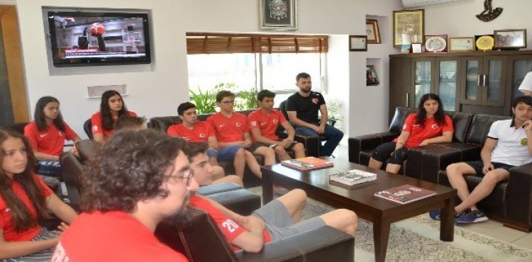 Şampiyon yüzücülerden Eskici'ye ziyaret