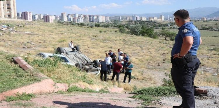 Çarparak uçuruma yuvarladığı araçtaki şahsı öldürdü