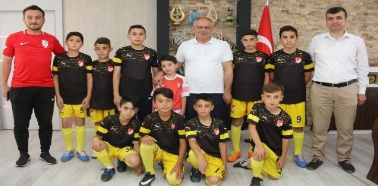 Başkan Öztürk, Yahyalı Spor Okulu'nu Makamında Kabul Etti