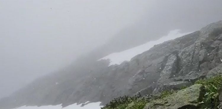 Kaçkarlar'a Haziran'ın son gününde kar yağdı